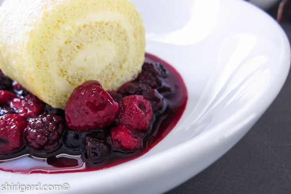 Lemon Chiffon Roulade with Berry Compote Express